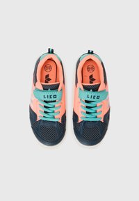 Chaussures de sport présentant un mélange de bleu marine, rose néon et turquoise. Le matériau comprend des panneaux en maille et des semelles en caoutchouc. Sangle Velcro et lacets.
