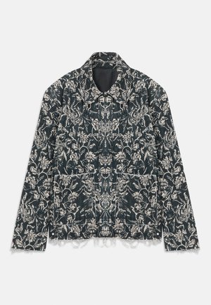 Blumenmusterjacke aus dunkelblauem Stoff mit weißen Designs. Verfügt über einen klassischen Kragen, zwei Fronttaschen und fransige Saumdetails.