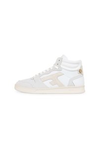 Witte en lichtbeige high-top sneakers, uitgevoerd in een mix van mesh en suede materialen, met een solide rubberen zool en een subtiele logo-accent.