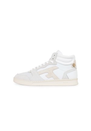Baskets montantes blanches et beige clair, présentant un mélange de mailles et de daim, une semelle en caoutchouc solide et un accent de logo subtil.