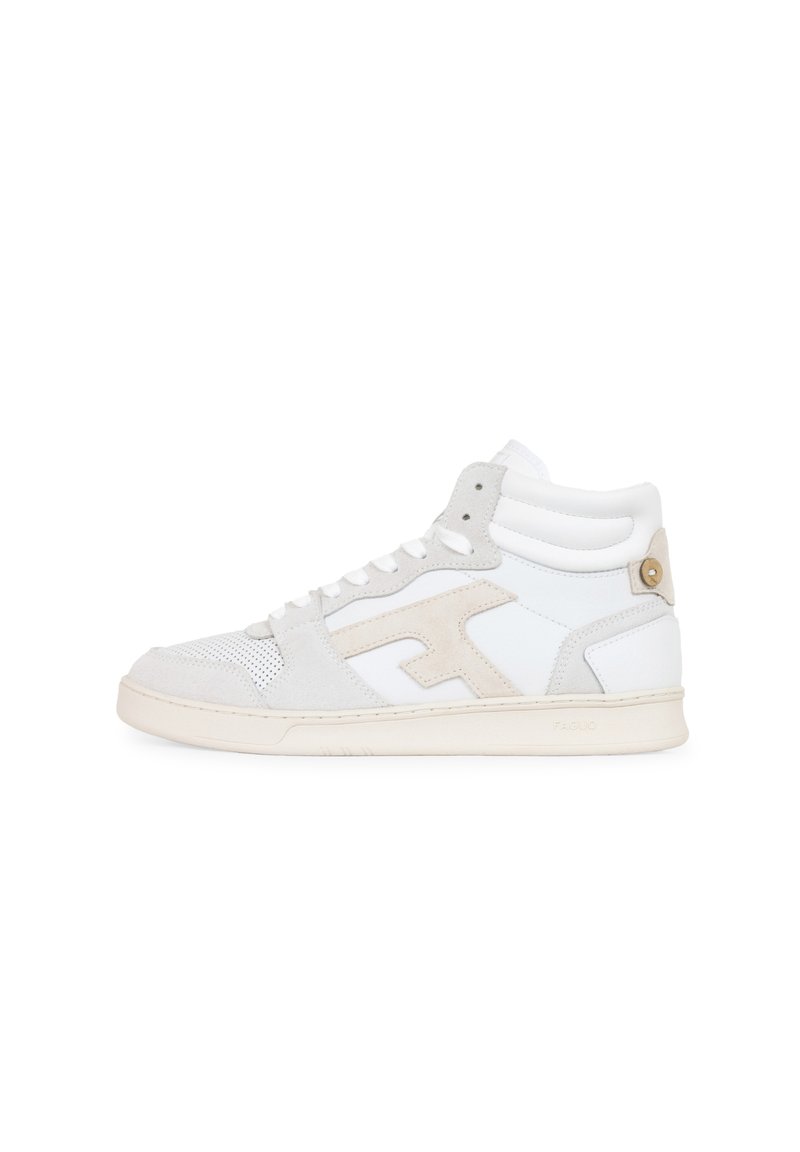 Witte en lichtbeige high-top sneakers, uitgevoerd in een mix van mesh en suede materialen, met een solide rubberen zool en een subtiele logo-accent.