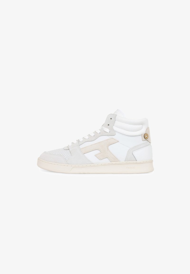 High-Top-Sneaker in Weiß und Hellbeige, mit einer Kombination aus Mesh- und Wildledermaterialien, rutschfester Gummisohle und dezentem Logo-Design.