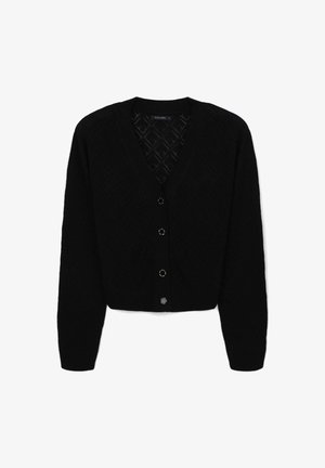Cardigan nero lavorato a maglia con motivo a diamante, scollo a V, maniche lunghe e quattro bottoni metallici rotondi lungo la parte anteriore.