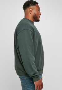 Urban Classics ULTRA HEAVY CREW - Sweatshirt - bottlegreen