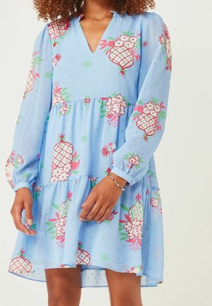 Robe bleu clair avec imprimé floral et ananas, dotée de manches longues, d'un décolleté en V et d'un ourlet à volants à étage. Tissu à pois texturé.