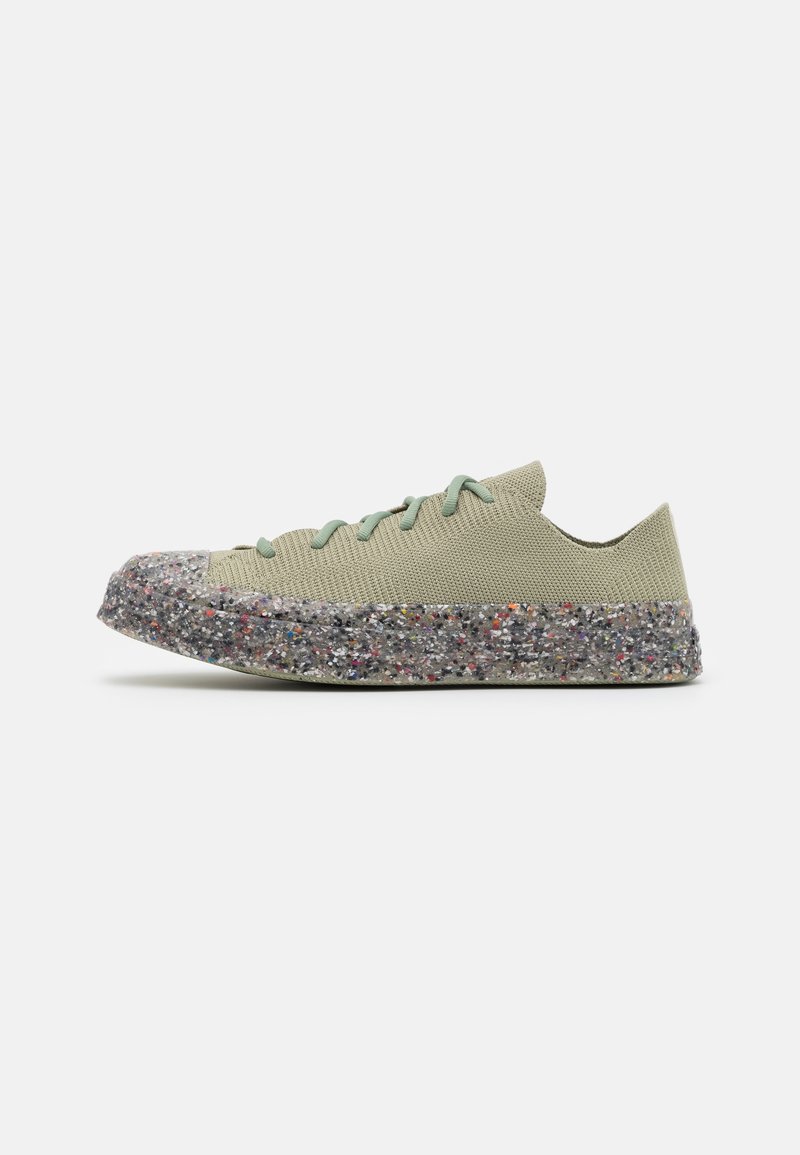 Baskets en textile vert avec un dessus texturé, fermeture à lacets et semelle extérieure multicolore à éclats. Design bas avec une pointe arrondie.