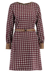 Robe bordeaux à manches longues, avec un motif floral blanc et une ceinture à motif marron à la taille. Texture lisse et coupe décontractée.