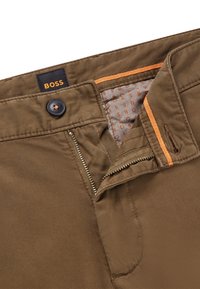 Ελαιόχρωμο παντελόνι με καστανό κουμπί, φερμουάρ και πορτοκαλί λεπτομέρειες, διαθέτοντας μοτίβο στην εσωτερική επένδυση με λογότυπο BOSS.