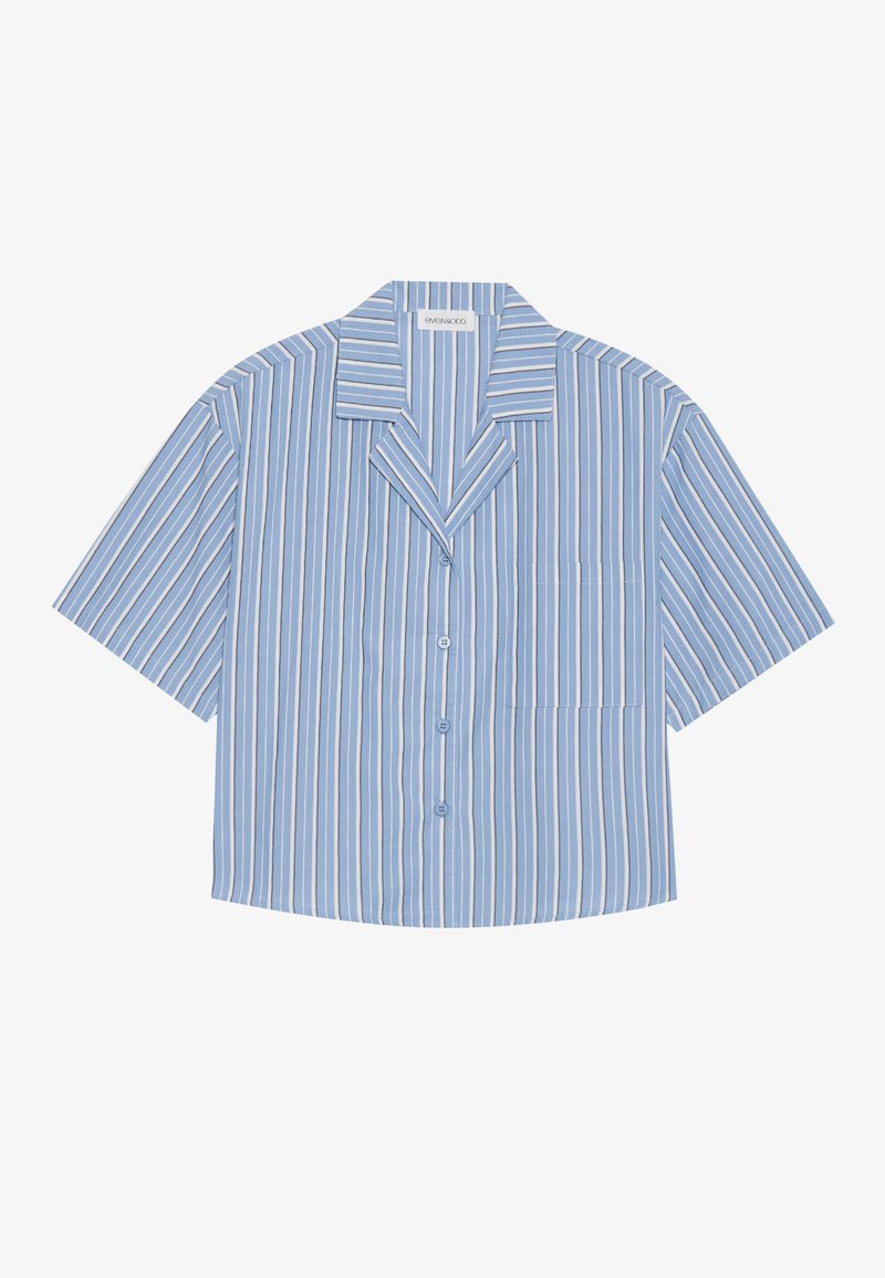 Korte mouw overhemd met kraag in het blauw met verticale witte en lichtblauwe strepen, voorzien van een zak aan de linkerkant en knoopsluiting.