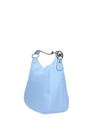 Borsa a tracolla in pelle azzurro chiaro con una texture morbida, una sola tracolla e un accento in logo argentato vicino alla parte superiore. Forma arrotondata.