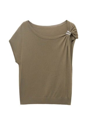 Olijfgroen sweater gemaakt van zacht breiwerk, met een wijde halslijn en een knoopdetail aan de zijkant met twee zilveren accent hardwarestukken.