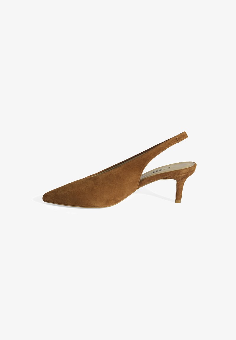 Escarpin à talon modéré en daim marron avec un bout pointu. La chaussure présente un design découpé sur les côtés pour une allure élégante.