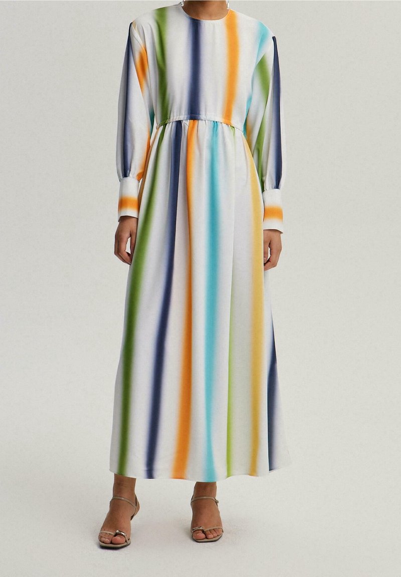 Robe maxi à manches longues avec des rayures verticales en bleu, vert, orange et jaune. Fabriquée en tissu léger avec une taille cintrée.