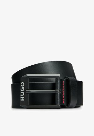 Zwarte leren riem met een matte zwarte metalen gesp met het "HUGO" logo en rode stiksels op het leer, die een strakke uitstraling heeft.