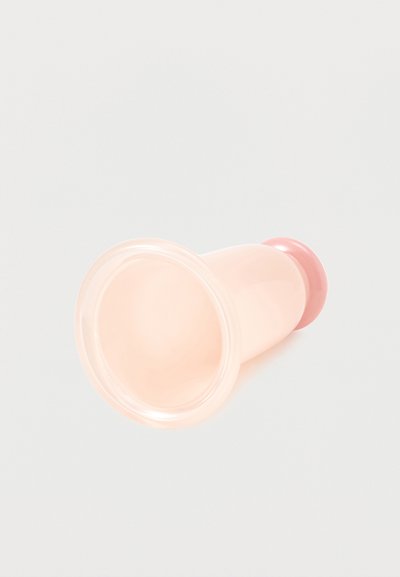 Απαλός θηλαστικός αντλία σιλικόνης με ροζ βαλβίδα σιλικόνης που βρίσκεται πάνω σε λευκό φόντο.