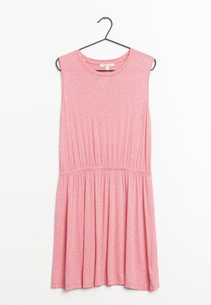 Różowa sukienka bez rękawów w drobne białe kropki, z taliowaniem w pasie i okrągłym dekoltem, zawieszona na czarnym wieszaku na białym tle.