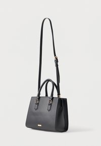 Sac à main en synthétique noir avec deux poignées supérieures, une bandoulière amovible et des ferrures dorées ; présente une forme structurée et une texture lisse.