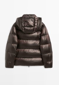 Puffjakke i mørkebrun med en blank finish, der har hætte, vandrette striber og lynlås lukning i bunden.