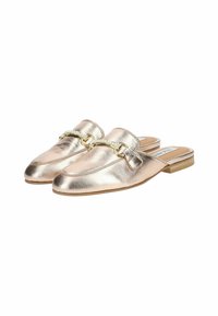 Mule slip-on metallic rosa con accentatura a catena, punta arrotondata, tacco basso e texture liscia. Presenta cuciture semplici e suola piatta.