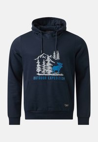 Sweat à capuche bleu marine avec graphisme montagne, pins et élan bleu au-dessus du texte "Outdoor Expedition" sur la poche avant.
