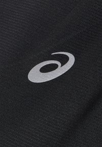 Tissu noir à finition texturée avec un logo argenté réfléchissant en forme de spirale circulaire.