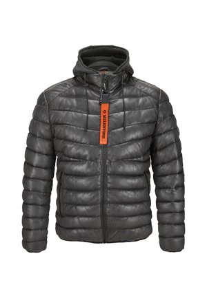 Schwarze gesteppte Jacke mit Kapuze und Frontreißverschluss, mit einem orangefarbenen vertikalen Etikett mit der Aufschrift "Milestone" am Reißverschlussanhänger.