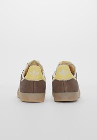 adidas Originals GAZELLE UNISEX - Tenisice - earth strata/cream white/semi spark