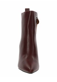 Stivale alla caviglia in pelle bordeaux con punta affusolata, superficie liscia e una striscia di accentata marrone vicino al tallone. Chiusura con zip sul lato.
