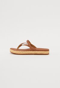 Sandalo flip-flop marrone con doppie cinghie in materiale testurizzato, dotato di una soletta intermedia in stile espadrille intrecciata e una suola in gomma.