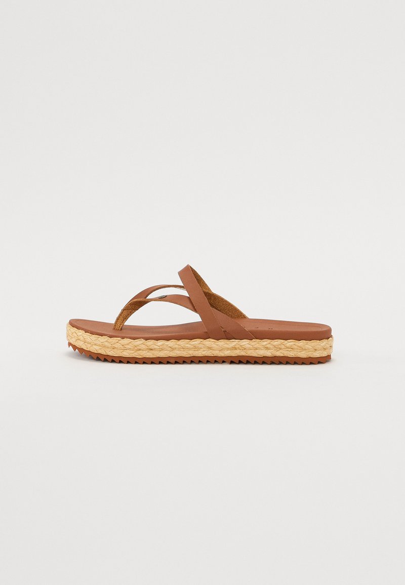 Sandalo flip-flop marrone con doppie cinghie in materiale testurizzato, dotato di una soletta intermedia in stile espadrille intrecciata e una suola in gomma.
