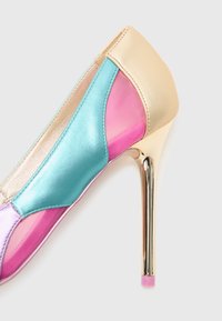 Multikleurige hoge hak in blauw, roze en gouden synthetische materialen; heeft een glanzende gouden stilettohak en zachte textiele accenten.