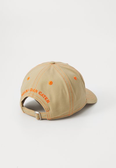 Casquette de baseball kaki avec des surpiqûres orange et du texte brodé. Elle présente une visière incurvée et une sangle arrière ajustable.