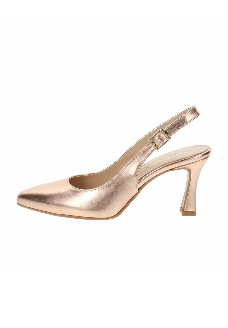 Zapato de slingback en oro rosa metálico con punta afilada, tacón delgado y detalle de hebilla ajustable. Textura suave y diseño clásico.