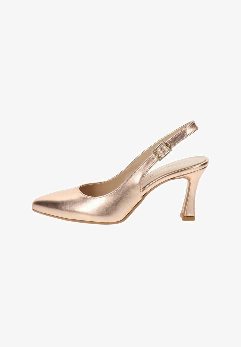 Chaussure slingback en or rose métallique avec un bout pointu, un talon aiguille de 5 cm et une bride de cheville ajustable pour un maintien sécurisé. Texture lisse.