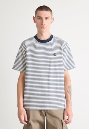 Striped short-sleeve t-shirt in light gray and navy, with a round navy collar and small embroidered logo on the chest. Made of cotton.