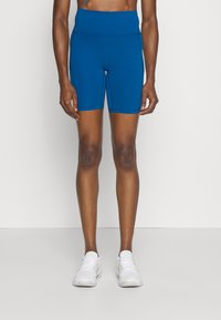 Niebieskie sportowe szorty z wysokim stanem wykonane z elastycznego materiału, charakteryzujące się gładką fakturą i dopasowanym krojem sięgającym nad kolano.