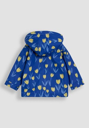 Jachetă de ploaie albastră, cu glugă, decorată cu modele de lalele galbene și tulpini verzi, textură netedă și mâneci lungi.