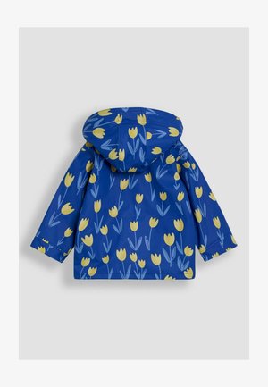 Modra dežna jakna z kapuco, okrašena z rumenimi tulipani in zelenimi stebli, gladka tekstura in dolgi rokavi.