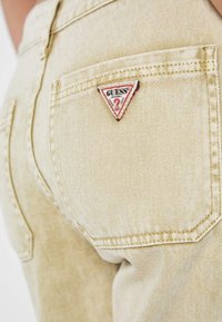 Guess Jeans a sigaretta - beige