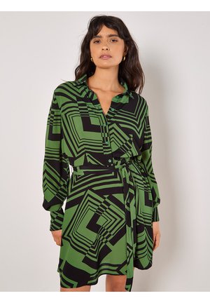 Grünes und schwarzes geometrisches gemustertes Kleid mit langen Ärmeln, Knopfverschluss vorne, Kragen und passendem Gürtel in der Taille. Glatte Stofftextur.