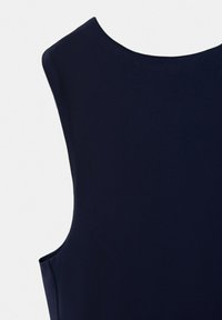 Robe sans manches bleu marine avec un col rond et un tissu lisse et ajusté.