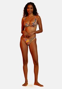 Multicolored bikini met bloemmotieven. De top heeft gewatteerde cups en verstelbare bandjes; de onderkant heeft een gemiddelde taille en smalle zijkanten.