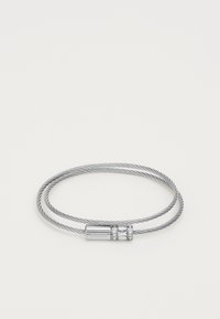 Bracelet en câble argenté avec un fermoir métallique lisse et trois accents scintillants, doté d'un design à double boucle et d'une finition texturée.