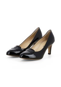 Scarpe eleganti in pelle verniciata nera con tacco alto, punta arrotondata e un accento plissettato nella parte anteriore, caratterizzate da una texture liscia e un tacco sottile.