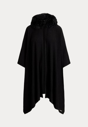 Schwarzer Poncho mit einem mit Pelz besetzten Kragen, der ein lockeres, fließendes Design und eine offene Front hat. Weicher Stoff und Ärmel in mittlerer Länge.