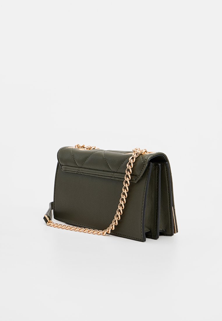 Sac à main en simili cuir vert olive avec un design matelassé, une bandoulière en chaîne dorée et une forme structurée avec un rabat.