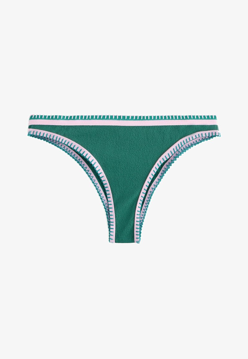Culotte de bikini verte avec un bord rose et bleu cousu le long de la taille et des ouvertures des jambes sur un fond blanc.