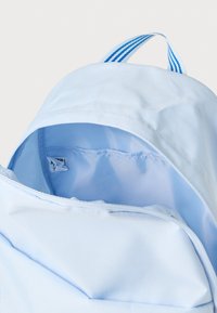 Ανοιχτό μπλε υφαντό σακίδιο με μπροστινή τσέπη με φερμουάρ, εσωτερικό διαμέρισμα και ριγωτή λαβή μεταφοράς στην κορυφή. Λεπτή υφή.