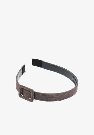 Diadema de tela marrón con superficie texturizada, hebilla rectangular y extremos elásticos para un ajuste ajustable. Parte inferior negra y lisa.