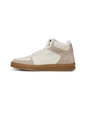 Wysokie sneakersy z beżowej i kremowej skóry z zamszowymi panelami, białymi sznurowadłami i brązową gumową podeszwą, widziane z boku.